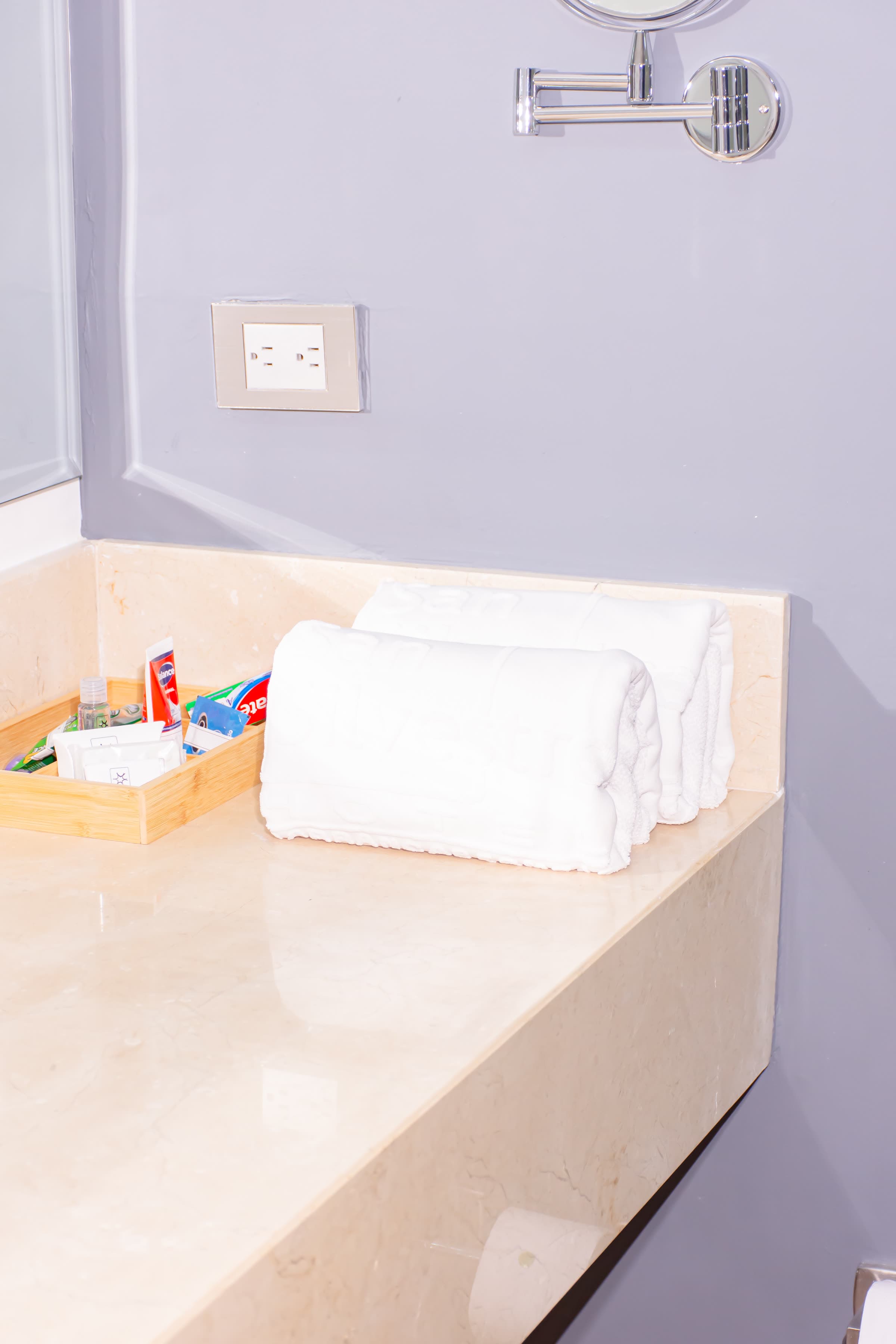 Toallas y amenidades sobre el mesón del baño