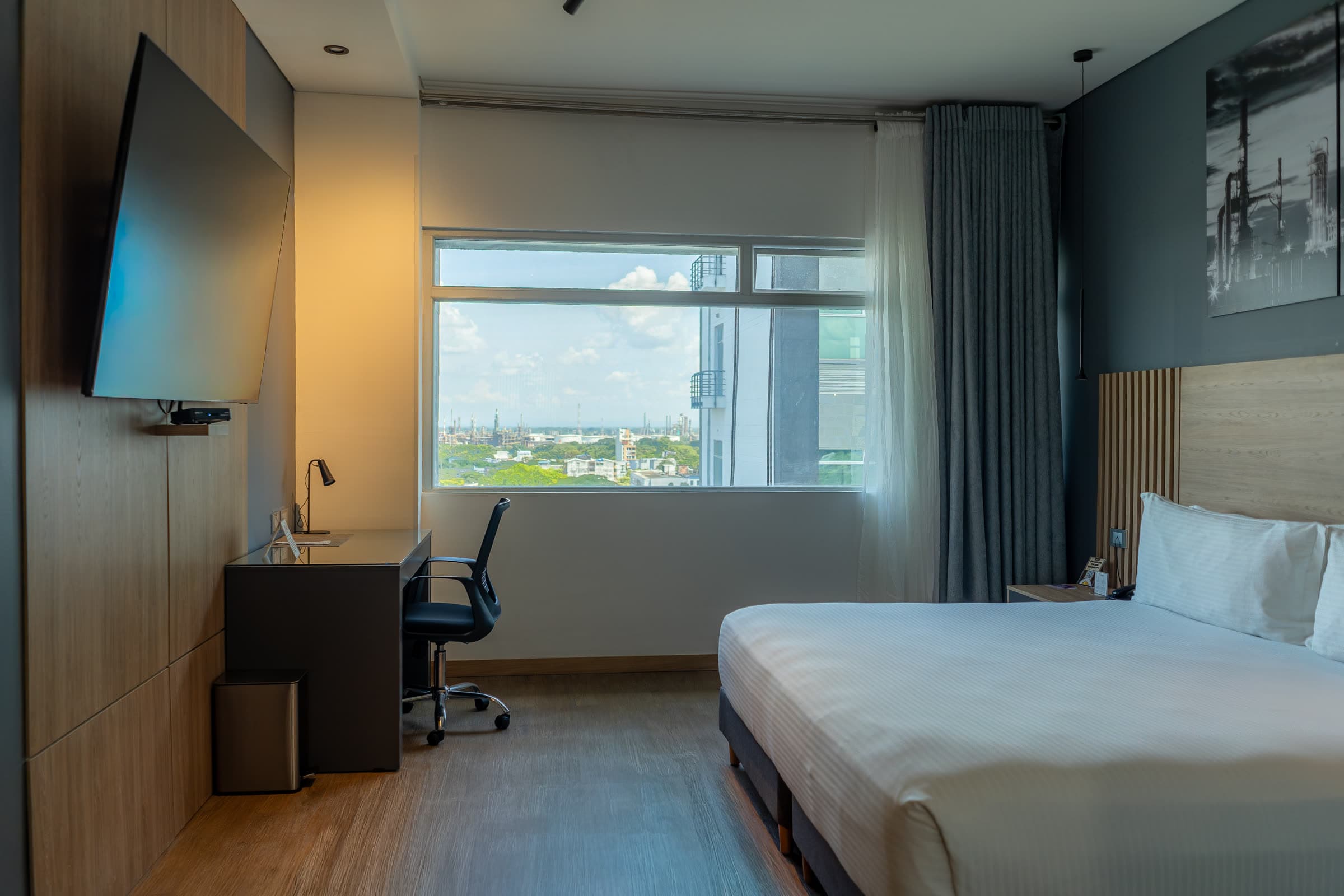 Habitación con luz de la tarde y vista a la ciudad