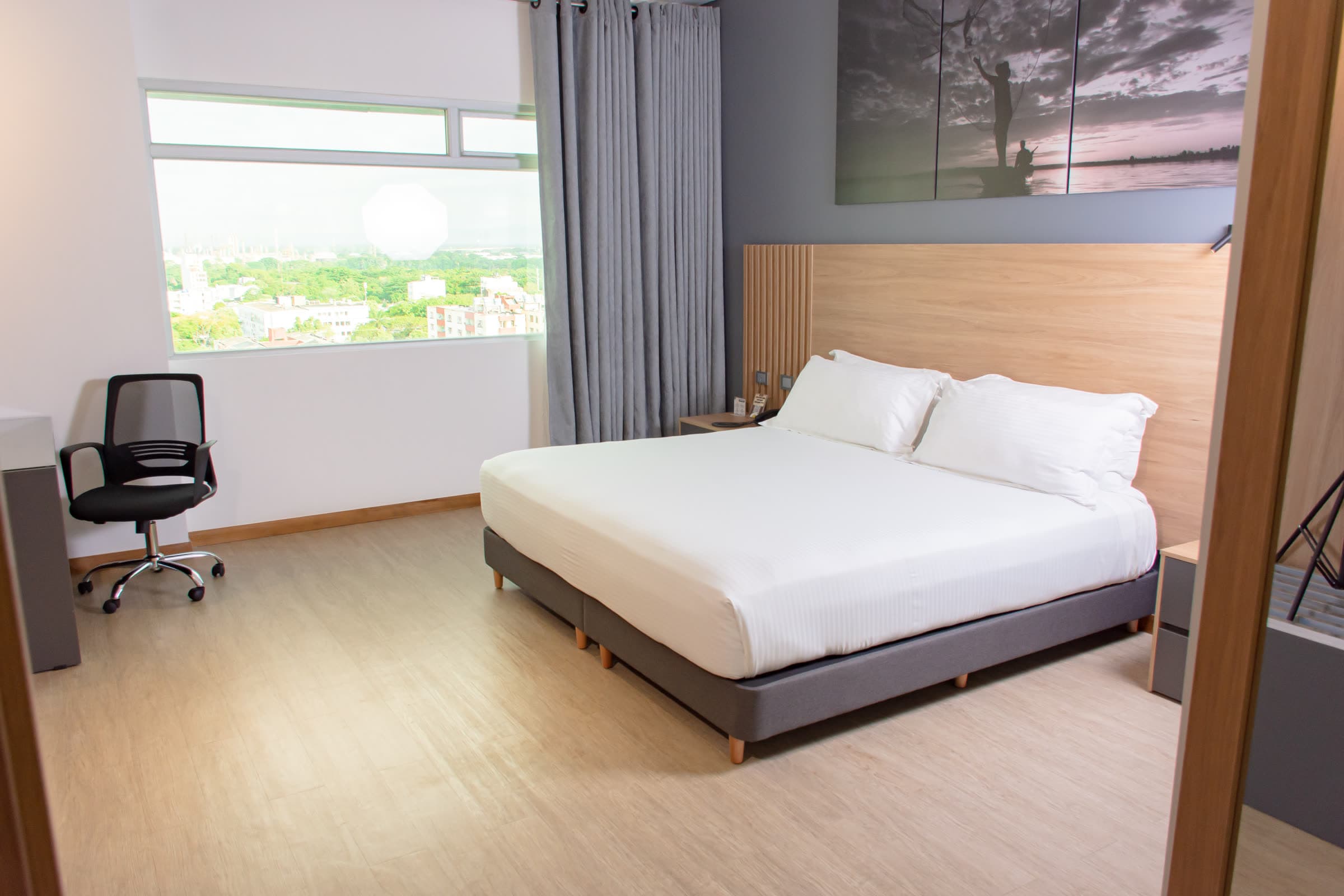 Habitación Superior King con cama king, cabecero de madera y ventana amplia